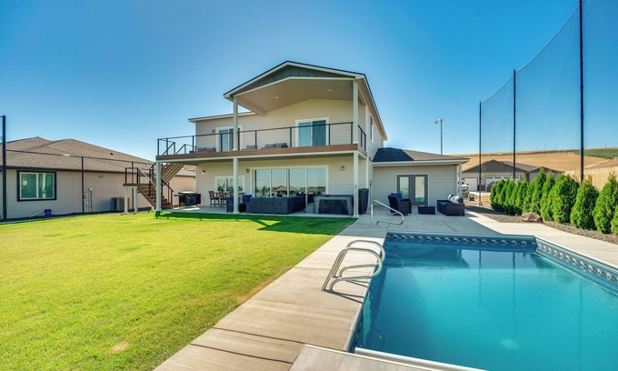 Moses Lake House | Hunt & Hike: Potholes State Park Home Hot Tub