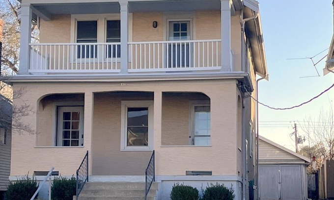 Norwood House | Hunter #2, Private One Bed near Xavier & Downtown