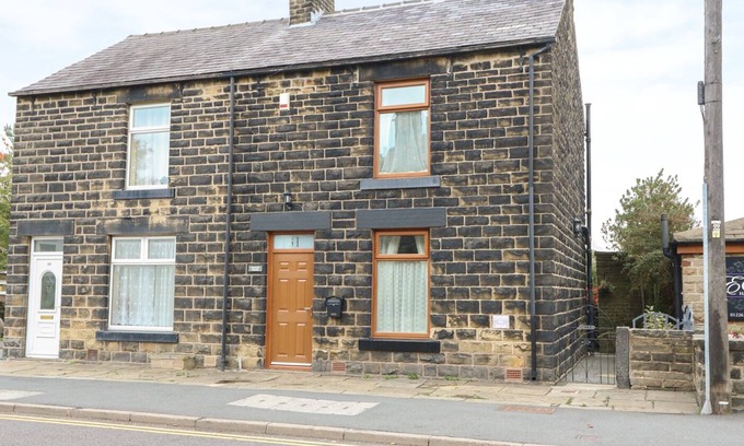Penistone Cottage | HUNTER HOUSE, pet friendly, with open fire in Penistone