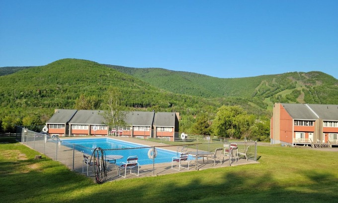 Hunter House | Hunter Mountain View Townhome/POOL!
