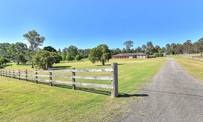 Branxton House | Hunter Valley Family Oasis - 5 bedroom House with Pool