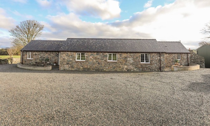 Bodorgan Cottage | HUNTERS LODGE, pet friendly, character holiday cottage in Llangefni