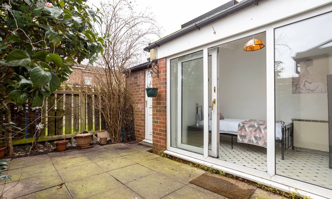 Cheadle House | Hurley House, 4 bedroom house near Manchester Airport