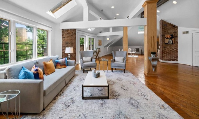 Hyde Park Apartment | Hyde Park 2BR/2BA Penthouse with Private Patio