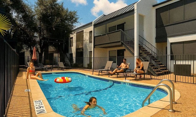 Triangle State Apartment | Hyde Park Escape