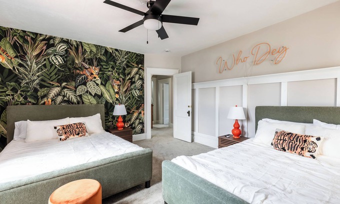 Hyde Park House | Hyde Park Lodge - Sleeps 18! Amazing home, centrally located, don't lose out!!