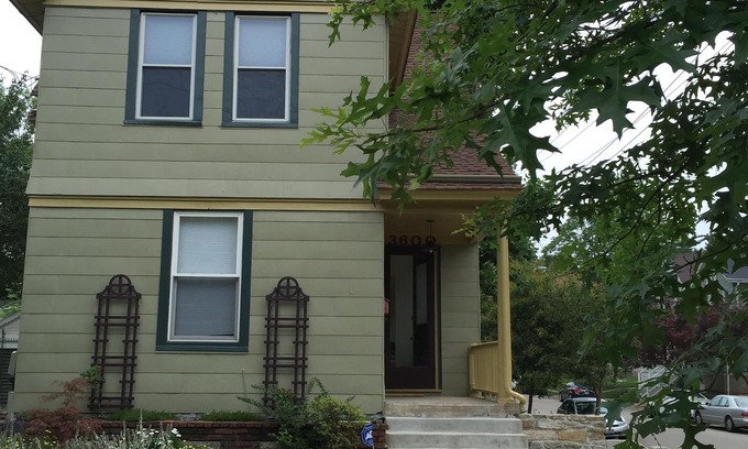 Hyde Park House | Hyde Park Square Charmer - Walkable to Restaurants and Shops