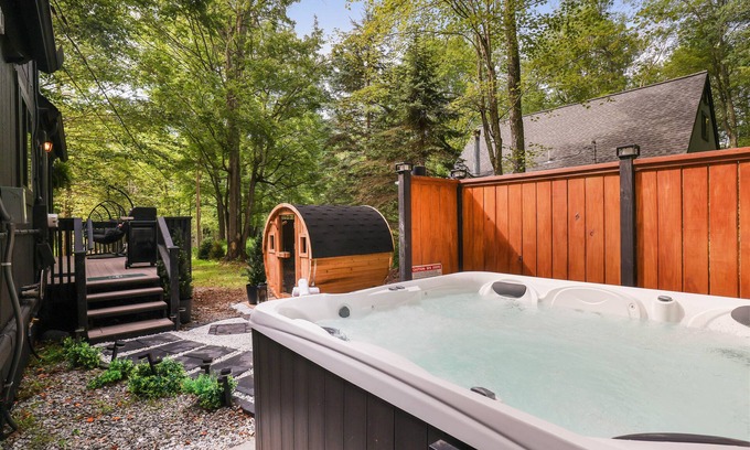 Pocono Lake Ski Chalet | Hydrotherapy jacuzzi-sauna -Pool Lake Sauna Hydro Hot Tub, Romantic Cabin