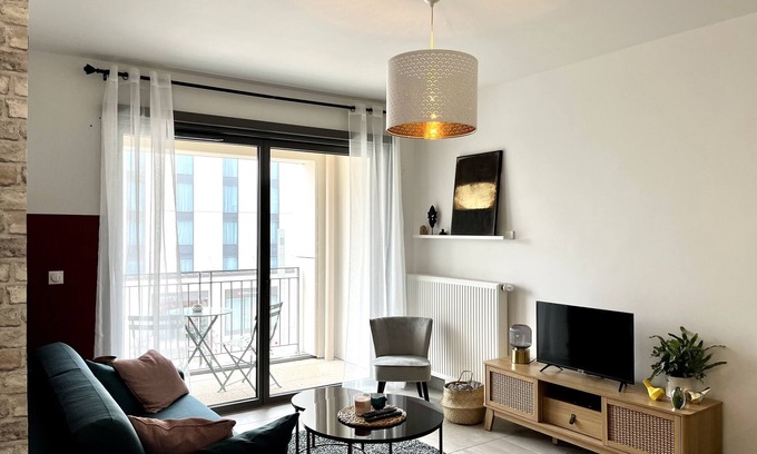 Old Town Apartment | Hyper Centre Tours apartment with bike room