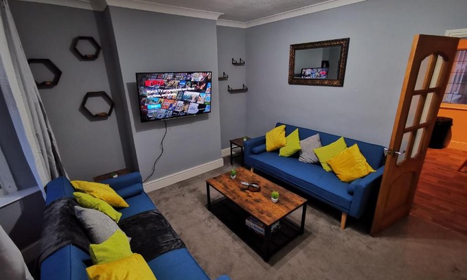 Wolverhampton House | i Amazing 5 Beds Sleeps 5 Workers Or Families by Your Night Inn Group
