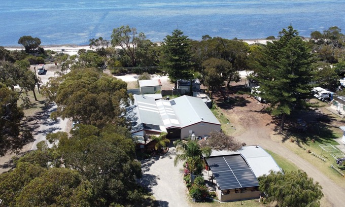 Brownlow Ki Cabin | I Caravan Park, Kingscote