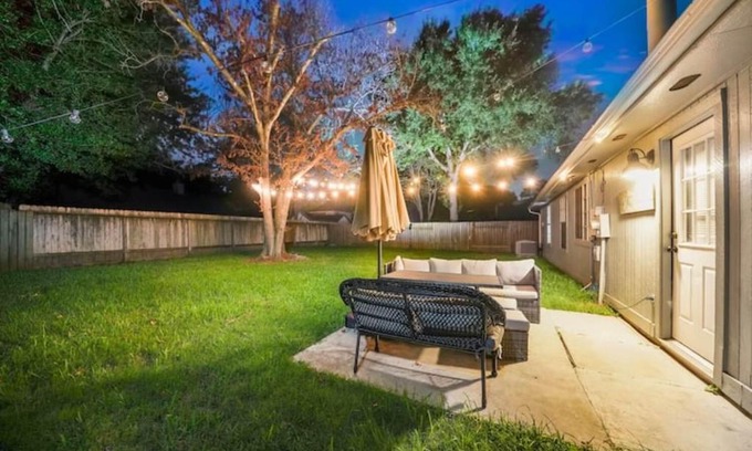 Humble House | IAH Place: 4 bed, patio-sleeps 8+