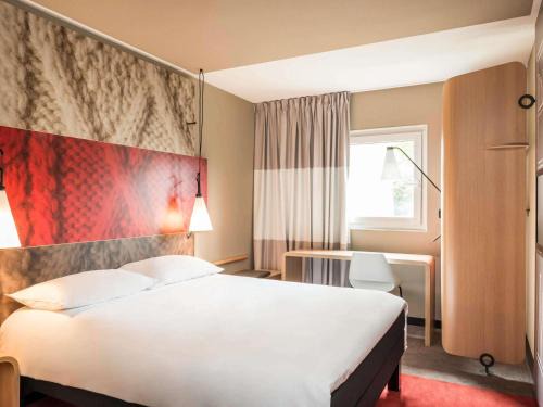 Hopital Saint-Louis Hotel | ibis Paris Canal Saint Martin