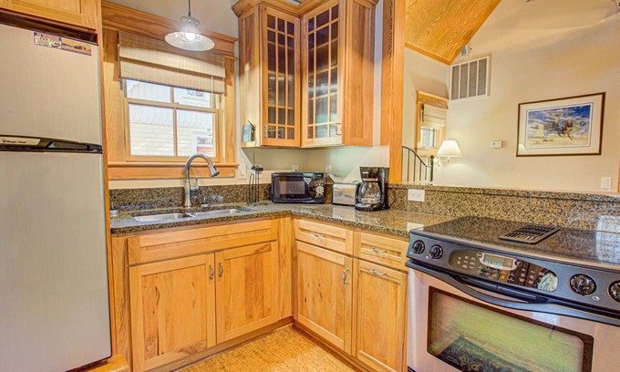 Manteo Cottage | IC3 The Wright Getaway * Dog Friendly