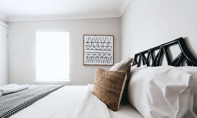 Orange East House | Icely Cottage | Close to Town Centre