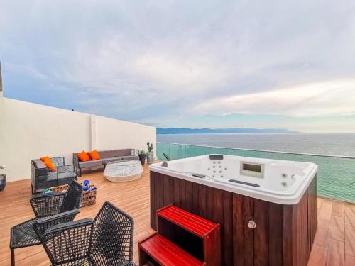 Marina Vallarta Apartment | Icon Vallarta- PH rooftop with Jacuzzi!