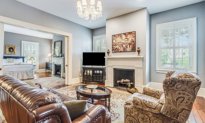 Old West Broad Neighborhood Apartment | Iconic Bird Baldwin House Parlor W/Parking + Pet-friendly By Lucky Savannah