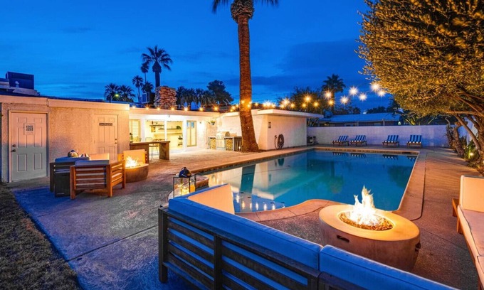 Las Vegas Villa | Iconic Luxe Entertainment Villa: Heated Pool Sauna