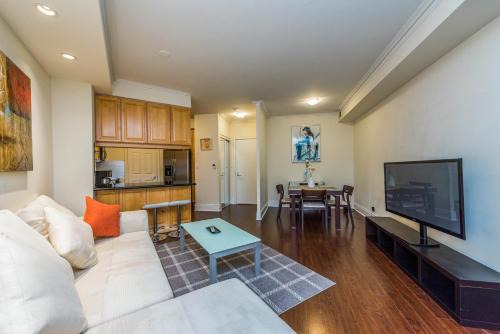 Downtown Mississauga Apartment | Ideal 2BR & 2 BTH - Near SQ1 Mall