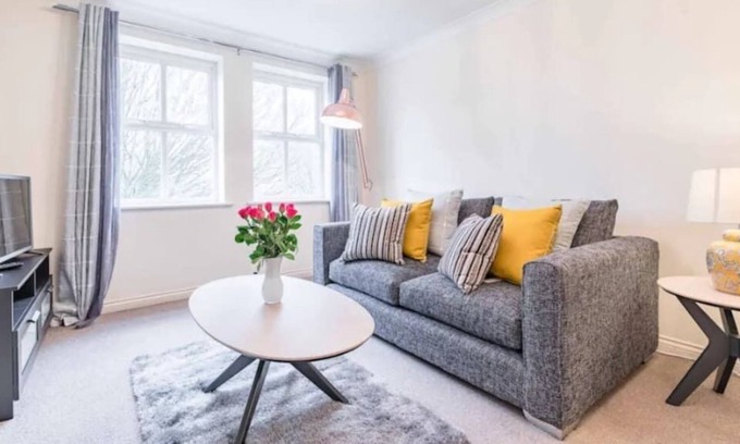 Langley Marish Apartment | Ideal Corporate Let, Pinewood/Heathrow & Parking