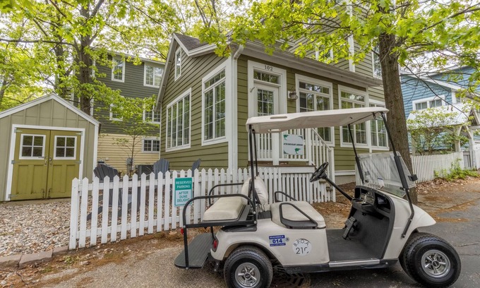 Michigan City House | Ideal Family Getaway, sleeps 6, golf cart included!