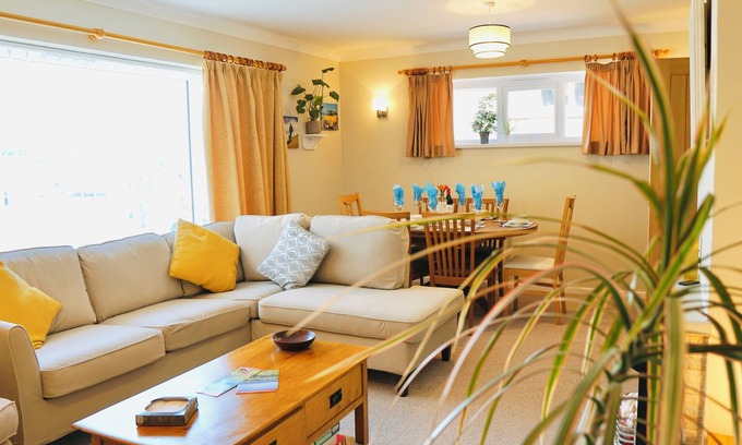 Exmouth House | Ideal family holiday home in Exmouth.Spacious and well equipped 3 bedroom house.