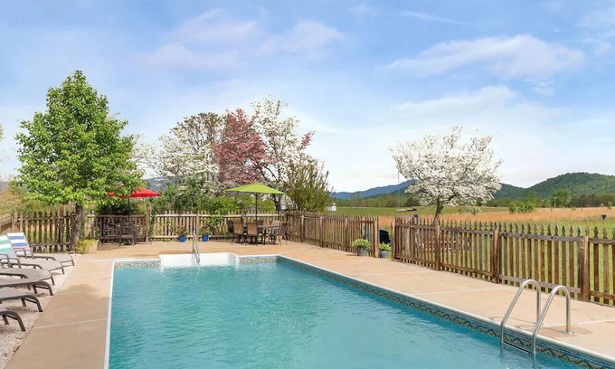 Arrington House | Ideal for a large family, few couples, or girlfriends to spend a long weekend /mountain getaway