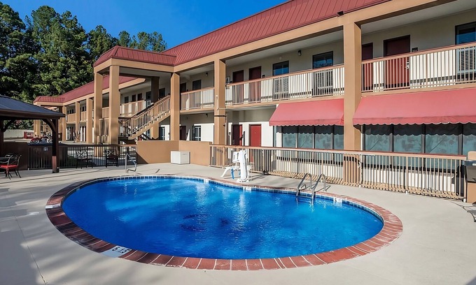 Tupelo Hotel | Ideal for Budget Travelers! Parking, Breakfast, Close to Cadence Arena!