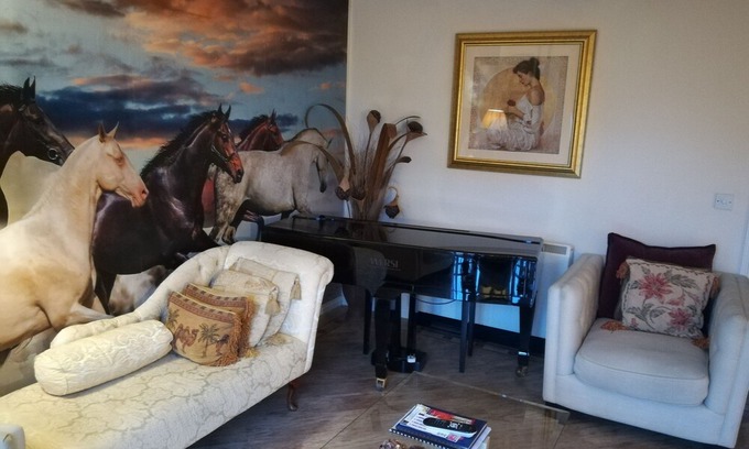 Hemel Hempstead Apartment | Ideal for London sightseeing, Harry Potter Tours & Studios. Free Welcome Packs