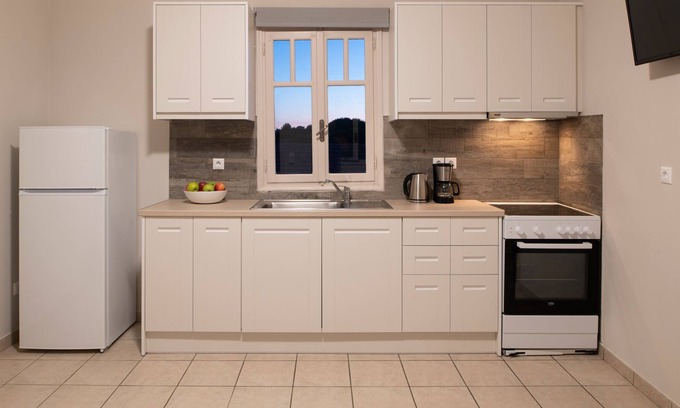 Spartia House | Ideal for hosting up to 4 families - 15 mins walk to the beach