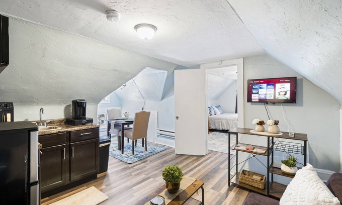 University Circle Apartment | Ideal for Nurses/Students/Patients; Cleve Clinic, Univ Hospital, VA, Case, CIM