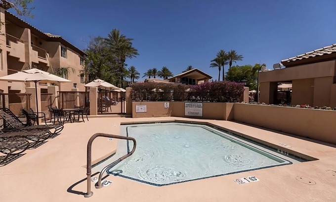 North Scottsdale Hotel | Ideal Mix of Comfort and Value! Swimming Pool, Full Kitchen, Free Parking!