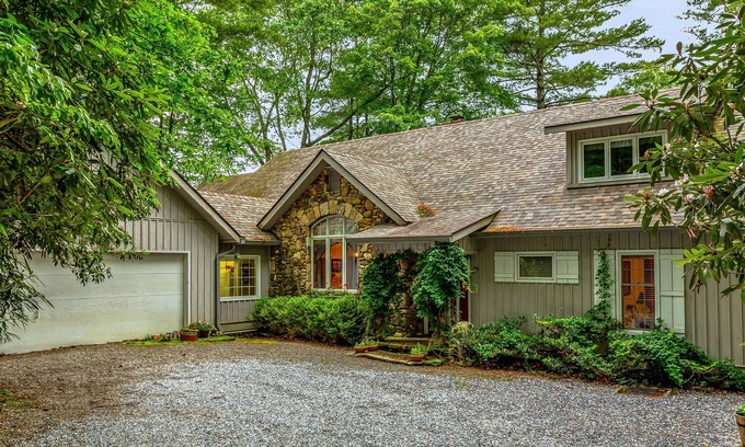 Lake Toxaway House | Ideal Mountain Lodge Living on Lake Toxaway