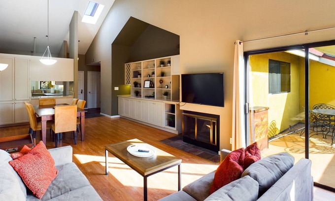San Carlos Apartment | Ideally located Apt in Downtown San Carlos