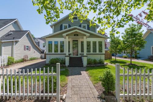 South Haven House | Idle Hour - Updated Home 2 blocks to South Beach and Town
