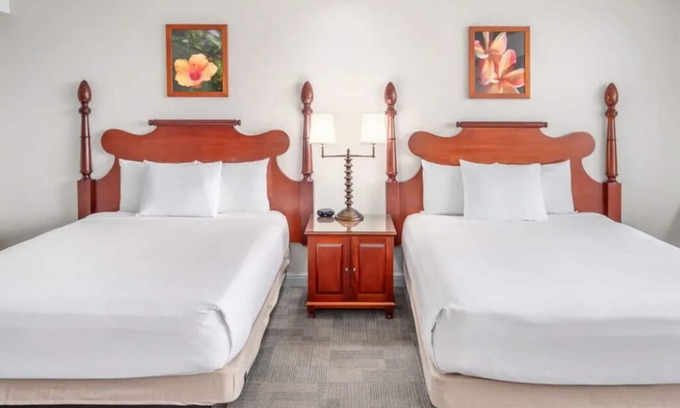 Kahului Hotel | Idyllic Beach Retreat | 4 Family Ready Oceanfront Rooms w/Access to Pool