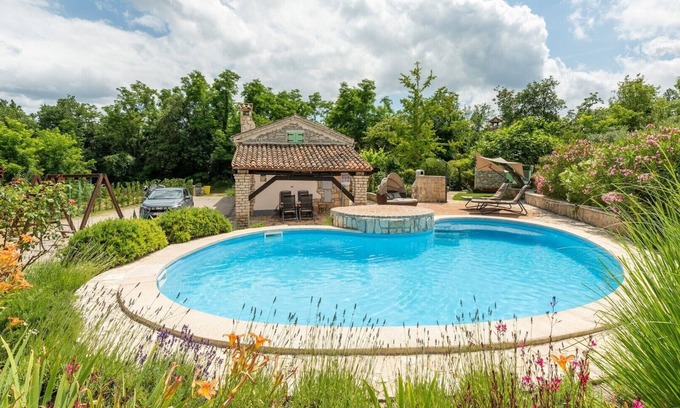 Martinski Villa | Idyllic Casa Corona with pool