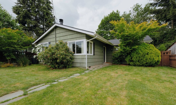 Riverview House | Idyllic Cozy Cottage w/Deck Overlooking Greenbelt - 20 Mins from Stadiums