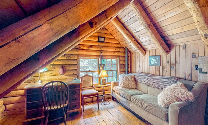 Hyde Park Cabin | Idyllic dog-friendly cabin with mountain view, lovely deck & firepit