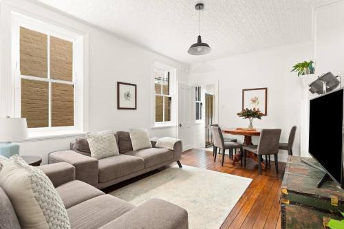 Millers Point Apartment | Idyllic Heritage Home Footsteps to the Harbour