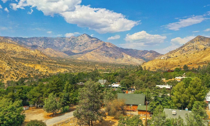 Sequoia National Forest House | Idyllic Home in Kernville w/Private Beach Access