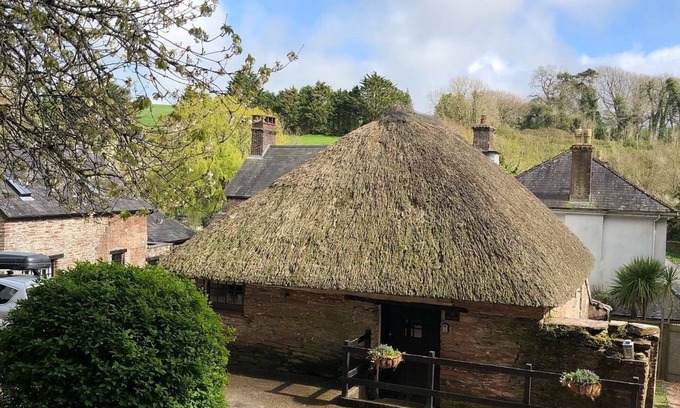Chillington Cottage | Idyllic rural thatched cottage with a host of facilities including indoor pool