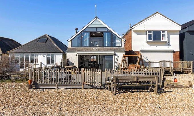 Pevensey House | Idyllic Seaside Stay with Stunning Views & Perfect for Families.
