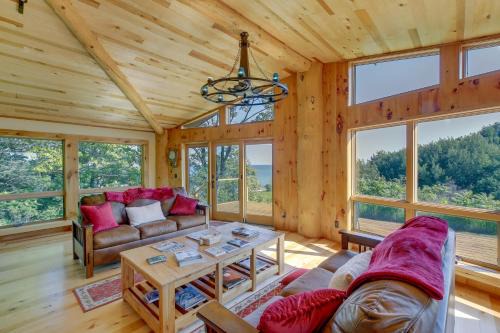 Sturgeon Bay House | Idyllic Sturgeon Bay Cabin with Fire Pit and View
