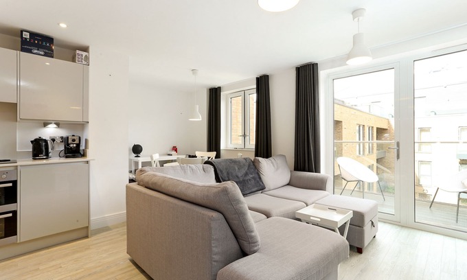 London Borough of Hounslow Apartment | Idyllic Thames riverside 1 bed apartment. SWLondon