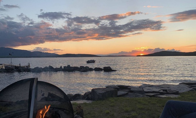 Greenville Cottage | Idyllic waterfront 4 season camp