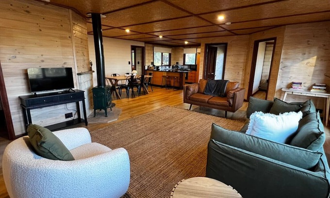 Mount Victoria House | Ikara - tranquil spacious accessible 4 bedroom