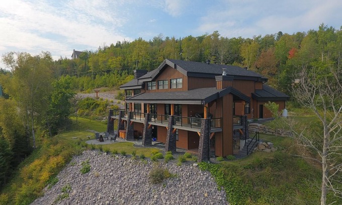 Petite-Riviere-Saint-Francois Cabin | Ilaali: Lodge-Style Chic Decor And Panoramic Views Of The St-Lawrence River