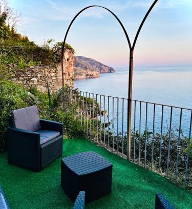 Corniglia House | Il Grecale - The Cliff Retreat