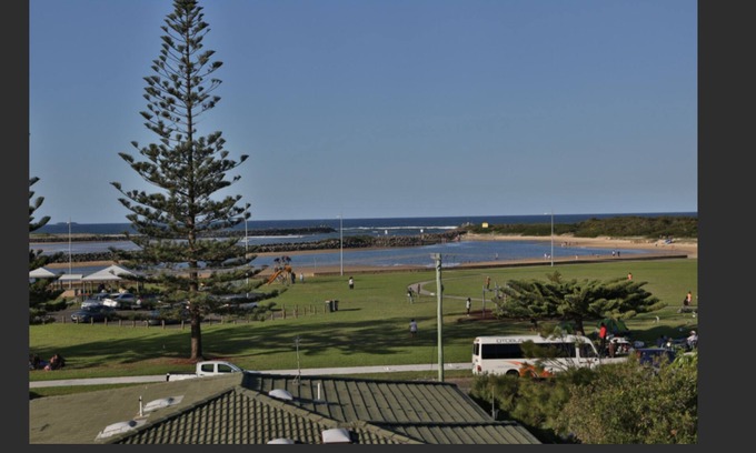 Lake Illawarra House | Illawarra Shores - Beach and Lake
